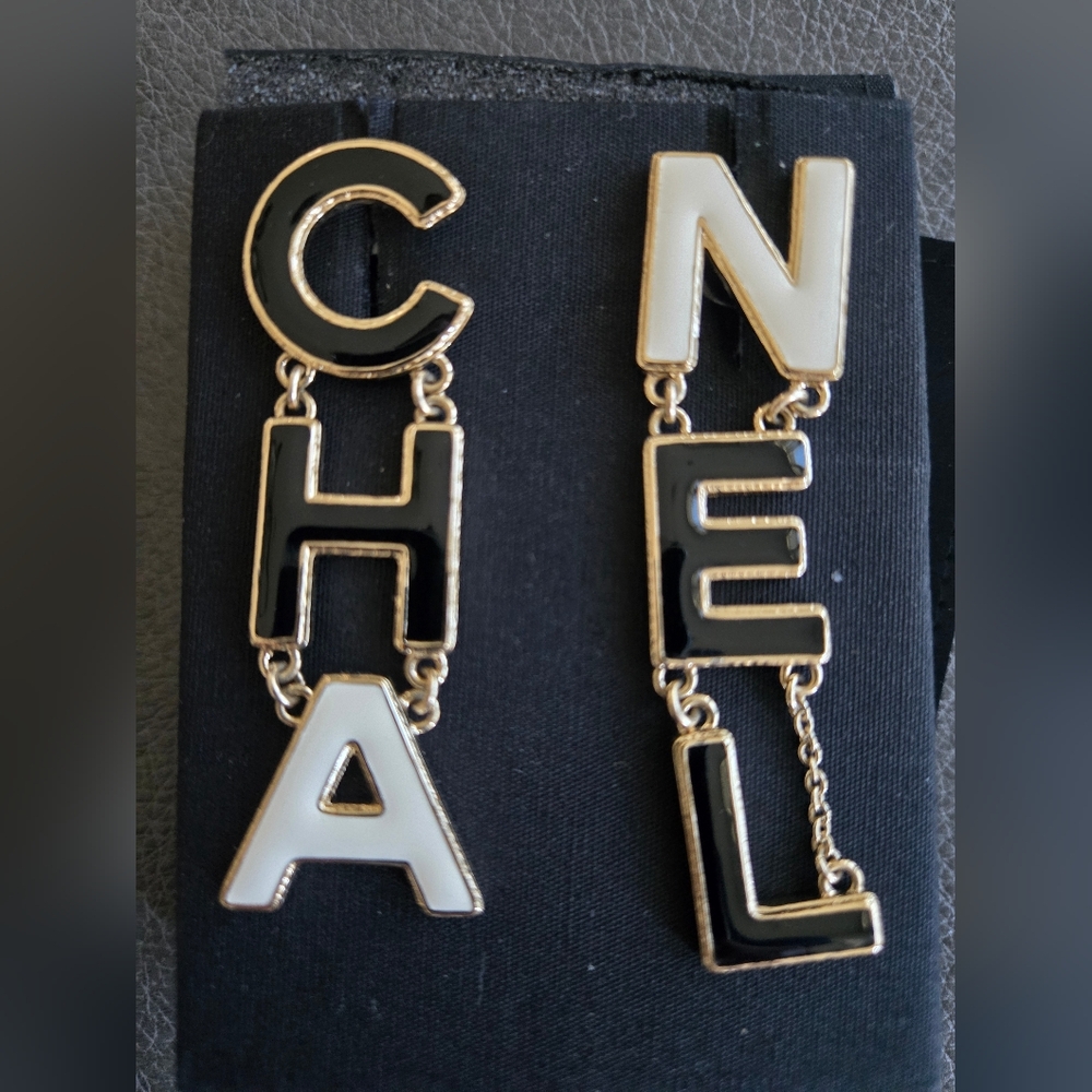 ⛔️SOLD⛔️Chanel 2022A CHA-NEL Enamel Logo Drop Earrings